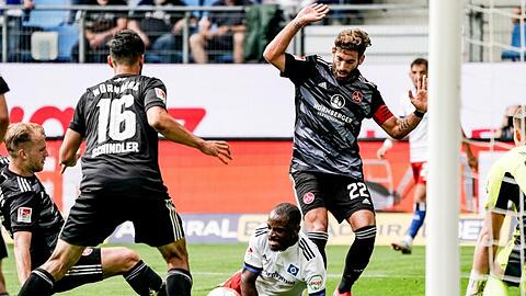 Der Hamburger SV um David Kinsombi (M.) kam gegen den 1. FC Nürnberg zu Hause nur zu einem Unentschieden.