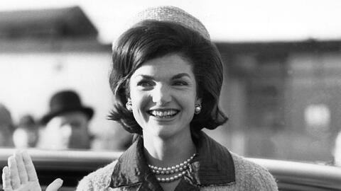 First Lady Jackie Kennedy mit Pillbox und Chanel-Kostüm.