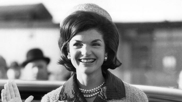 First Lady Jackie Kennedy mit Pillbox und Chanel-Kostüm.