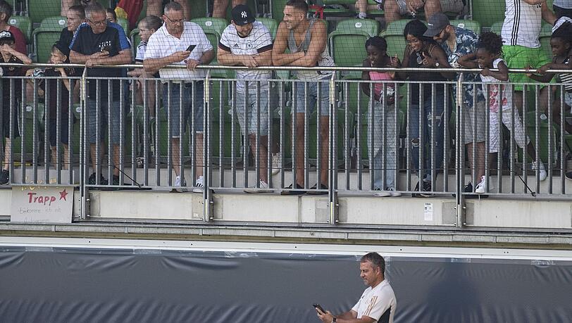 Riesige Kluft: Die deutschen Fußball-Fans und die Nationalmannschaft um Bundestrainer Hansi Flick.