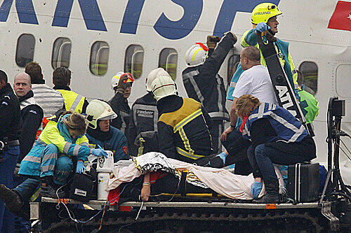 Aus der in zwei Teile gebrochenen Maschine der Turkish Airlines werden verletzte geborgen. Alle Passagiere haben überlebt.