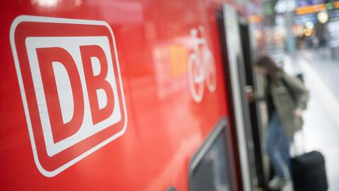 Beim Ausstieg aus einem Regionalexpress ist ein Mann in W&uuml;rzburg unter den Zug geraten. (Symbolbild)