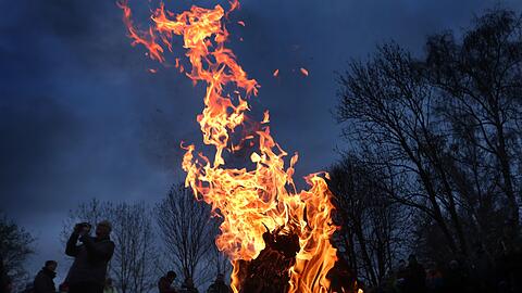 Ein Osterfeuer hat einen Brandherd an einer Scheune ausgel&ouml;st. (Symboldbild)