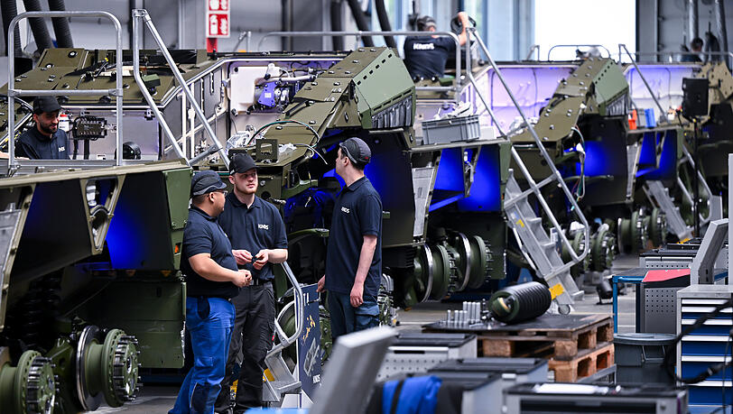 Mitarbeiter von KNDS arbeiten auf der Produktionsfertigungsstra&szlig;e f&uuml;r das 8x8-Radfahrzeug "Boxer". Angaben der Online-Plattform Kununu zufolge sind die Verdienste h&ouml;her als im bundesweiten Durchschnitt.