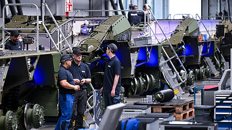 Mitarbeiter von KNDS arbeiten auf der Produktionsfertigungsstra&szlig;e f&uuml;r das 8x8-Radfahrzeug "Boxer". Angaben der Online-Plattform Kununu zufolge sind die Verdienste h&ouml;her als im bundesweiten Durchschnitt.