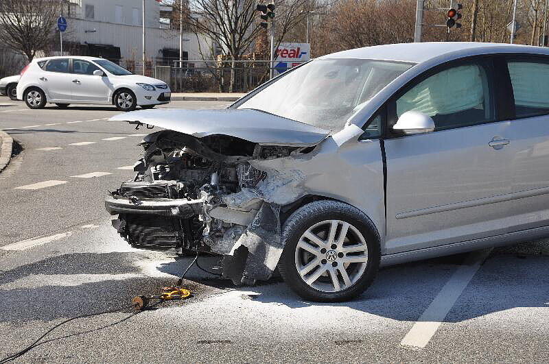 Unfall in Landshut: Auf der Konrad-Adenauerstr. /Ecke Alte Regensburgerstraße kam es zu einem Crash. Auch ein Polizewagen war beteiligt. Die Bilder.