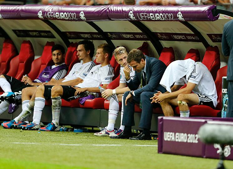 Die Enttäuschung ist Phillip Lahm ins Gesicht geschrieben, bei Thomas Müller fließen die Tränen, Mario Gomez ist entsetzt: Nach dem EM-Aus gegen Italien können's Jogis Jungs nicht fassen.