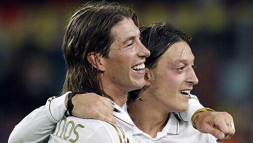 Archivbild: Real Madrids Sergio Ramos (l) und Mesut Özil jubeln am 21.04.2012 nach dem 2:1-Sieg gegen den FC Barcelona in Barcelona, Spanien. Archivbild: Real Madrids Sergio Ramos (l) und Mesut Özil jubeln am 21.04.2012 nach dem 2:1-Sieg gegen den FC Barcelona in Barcelona, Spanien.