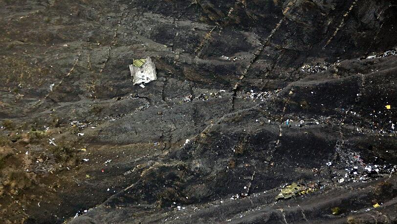 Nach dem Aufprall ist die Gemanwings-Maschine in kleinste Trümmer zerbrochen. Nach dem Aufprall ist die Gemanwings-Maschine in kleinste Trümmer zerbrochen.
