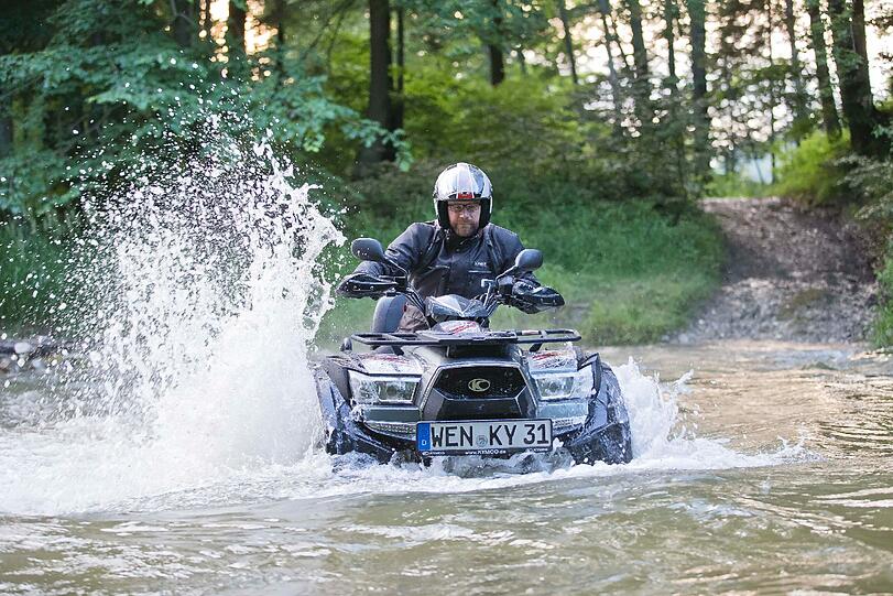 Auch mittelprächtige Wasserdurchfahrten sind für das Kymco-ATV mit 48 PS kein Problem.