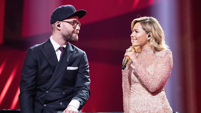 Mark Forster und Helene Fischer singen gemeinsam auf der Bühne.