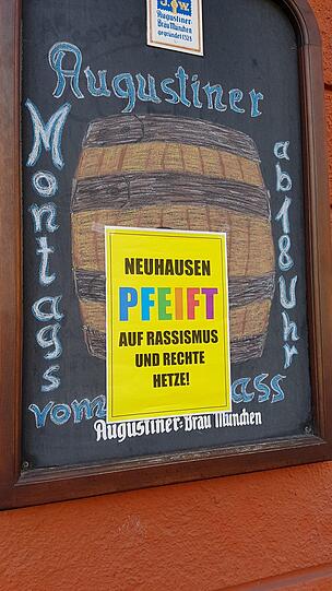 Das Plakat an einer Neuhauser Kneipe.