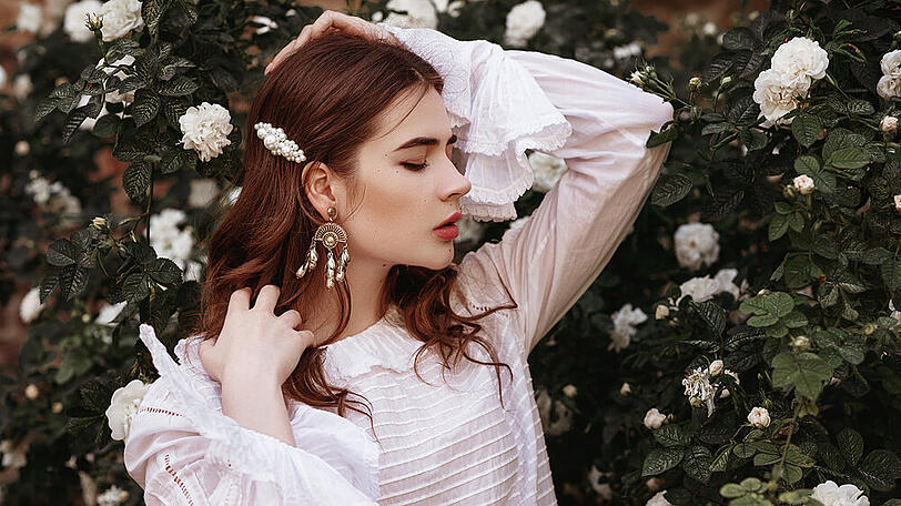 Das Haarstyling mit Haarspangen geht schnell und liegt auch 2020 voll im Trend.