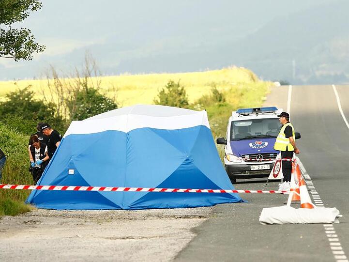 Polizisten sichern am Fundort einer Frauenleiche, nahe der Autobahn bei Asparrena, Spuren. Foto: Jesus Andrade/Archiv