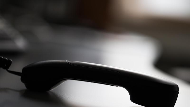 Ein Telefonhörer liegt auf einem Tisch. Foto: Rolf Vennenbernd/Archivbild Ein Telefonhörer liegt auf einem Tisch. Foto: Rolf Vennenbernd/Archivbild