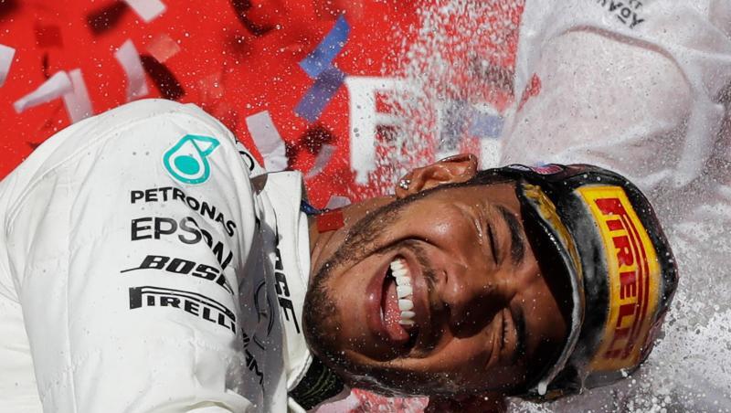 Lewis Hamilton genießt nach seinem sechsten WM-Titel die Champagnerdusche. Lewis Hamilton genießt nach seinem sechsten WM-Titel die Champagnerdusche.