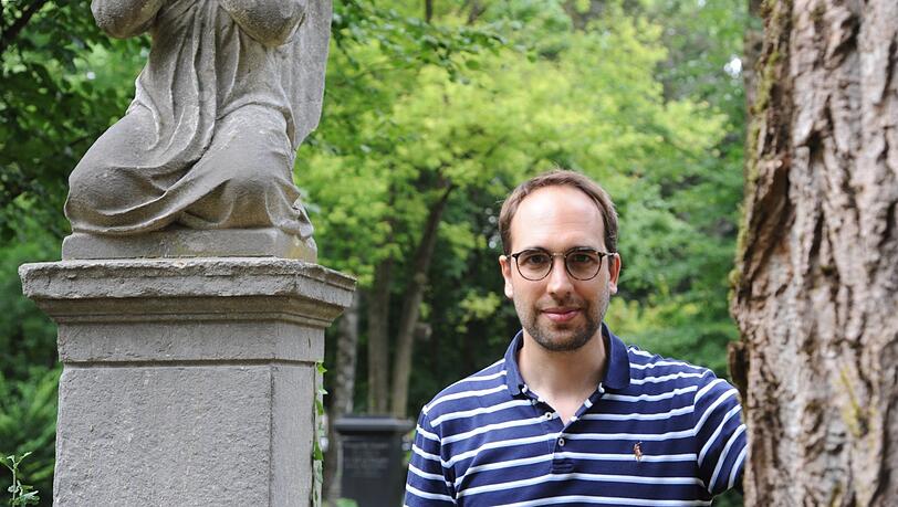 Der Tenorsaxofonist Matthieu Bordenave am Alten Nordfriedhof.