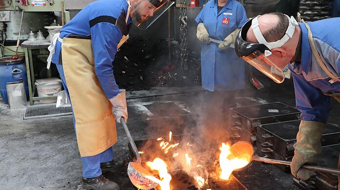 Feuriges Traditionshandwerk: Wenn die fl&uuml;ssige Bronze in die Form gegossen wird, dann brennt es zun&auml;chst, weil der Sand, der sich in der Form befindet, &ouml;lgebunden ist.