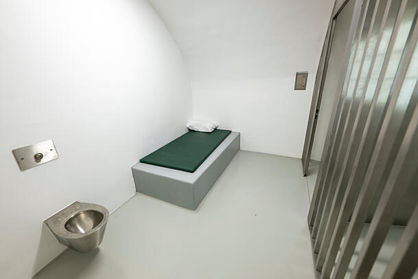 Blick in die neue Gef&auml;ngniszelle.