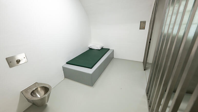 Blick in die neue Gef&auml;ngniszelle.
