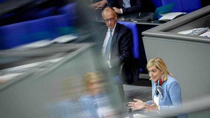 Die Verantwortung für den Bundesnachrichtendienst (BND) liegt im Bundeskanzleramt, die Aufsicht über das Bundesamt für den Verfassungsschutz hat das Bundesinnenministerium. Die Verantwortung für den Bundesnachrichtendienst (BND) liegt im Bundeskanzleramt, die Aufsicht über das Bundesamt für den Verfassungsschutz hat das Bundesinnenministerium.
