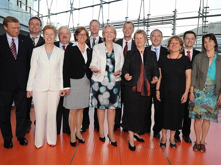 Die neue nordrhein-westfälische Ministerpräsidentin Hannelore Kraft mit ihrem Kabinett