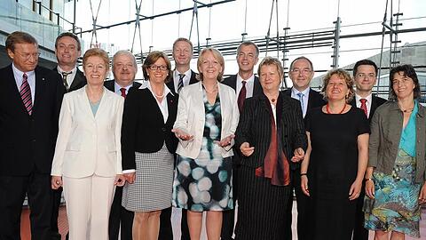 Die neue nordrhein-westfälische Ministerpräsidentin Hannelore Kraft mit ihrem Kabinett