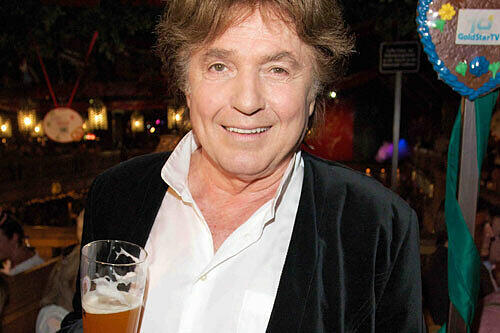 Teilt verbal aus: Schlager-Star Chris Roberts im Weinzelt.