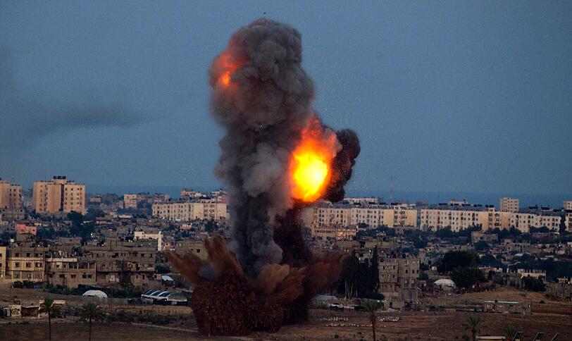 Heftige Rauchsäulen steigen in den Morgenhimmel, nachdem israelische Kampfflugzeuge Bomben über dem Gaza-Streifen abgeworfen haben. Bislang wurden 19 Menschen getötet.
