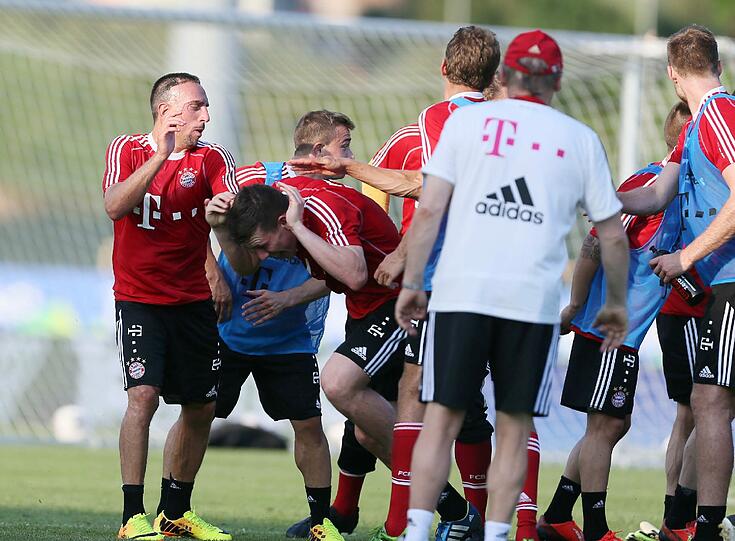 Die Verlierer der Trainingsspiele müssen durch das Spalier der Sieger laufen.Der FC Bayern in Riva am Gardasse: Sehen Sie hier die ersten Bilder aus dem Trainingslager!