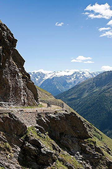 Immer Richtung Süden auf schmalen, steinigen Pfaden: Traumhafte Panoramen sind der Lohn der Alpenüberquerer.Eine Alpenüberquerung eines Rollstuhlfahrers hat es so zuvor noch nicht gegeben, denn die Strecke ist für Mountainbikes ausgelegt.