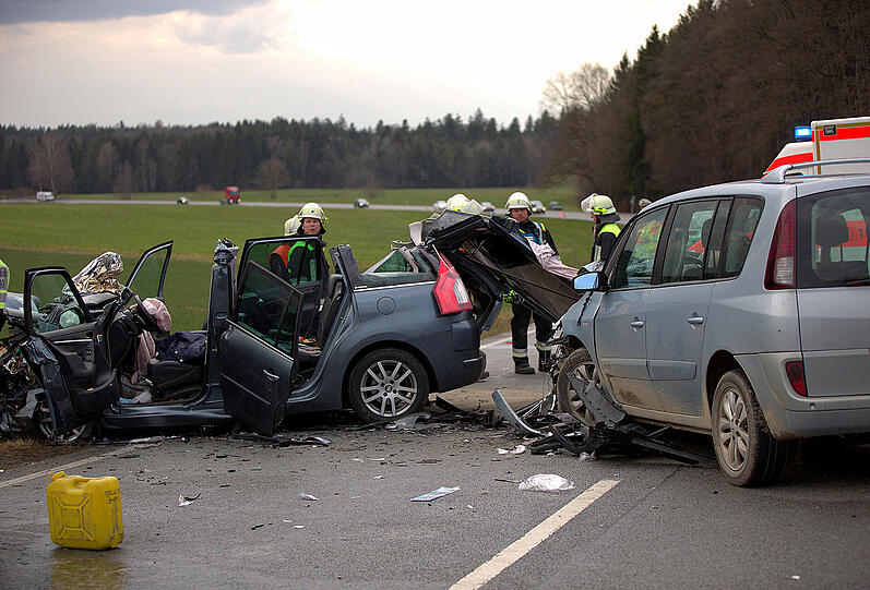 Horror-Crash auf der B304 - Die Bilder vom Rettungseinsatz.