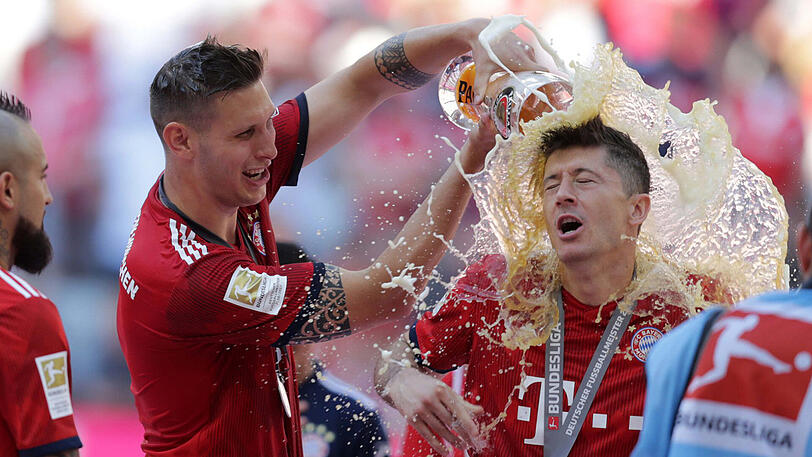 Niklas Süle hat Robert Lewandowski abgepasst.