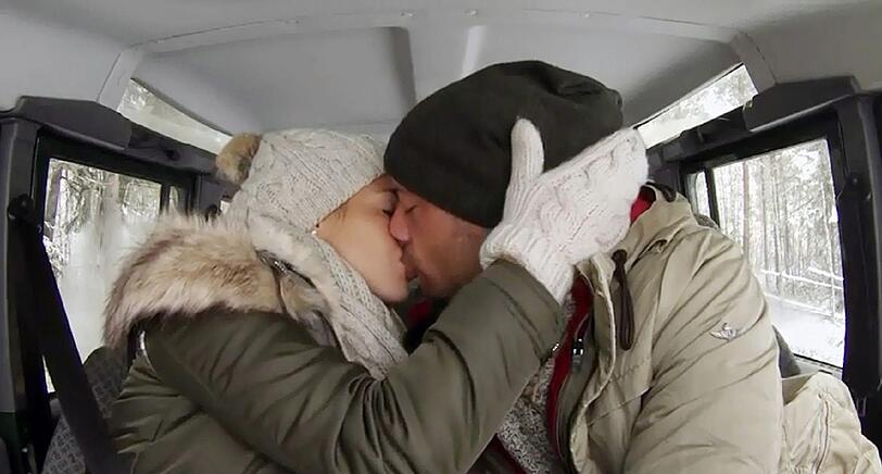Angelina und Christian verbringen ihr Dreamdate in Schweden. Sie können auf dem Weg zu ihrem Date am Lagerfeuer nicht die Finger voneinander lassen.