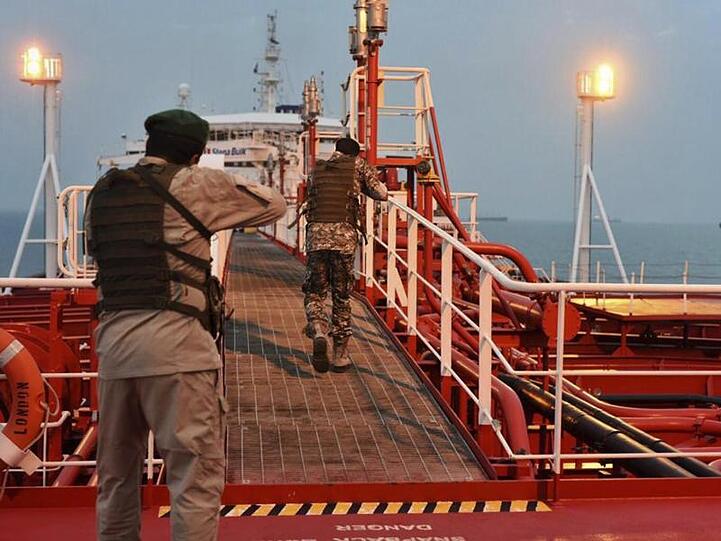 Zwei bewaffnete Soldaten der iranischen Revolutionsgarde entern den Öltanker "Stena Impero".