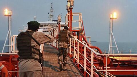 Zwei bewaffnete Soldaten der iranischen Revolutionsgarde entern den Öltanker "Stena Impero".