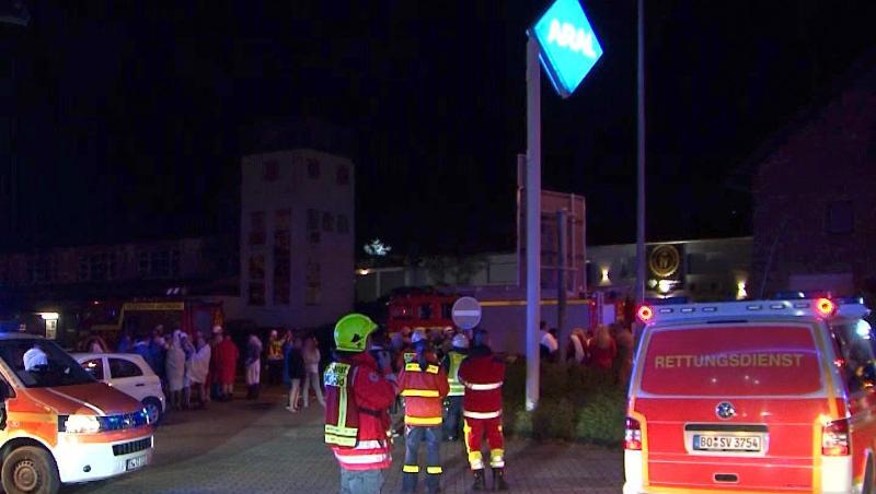 Rettungskräfte stehen vor dem Swinger-Club im nordrhein-westfälischen Hattingen. Rettungskräfte stehen vor dem Swinger-Club im nordrhein-westfälischen Hattingen.
