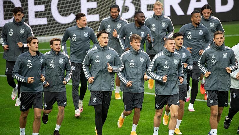 Der gefährlichste Gegner der deutschen Nationalmannschaft steht am Samstag in der Ukraine nicht auf dem Platz, sondern ist das Virus.