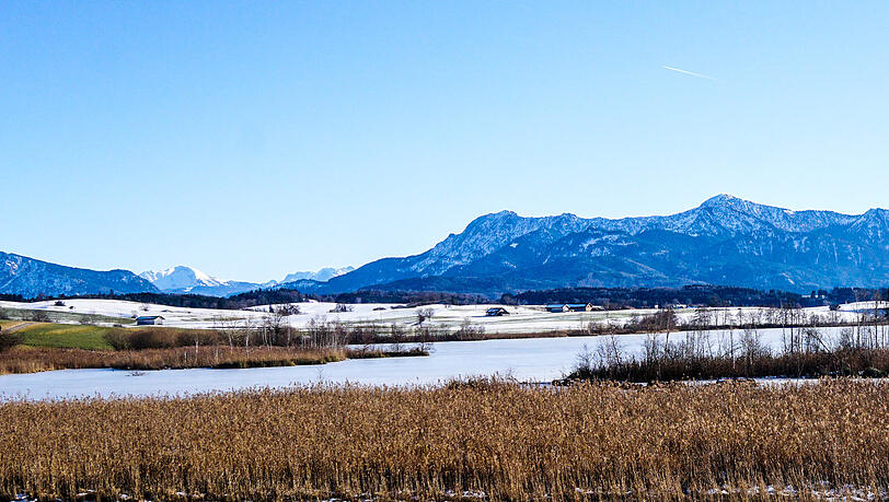 Der Riegsee ist auch deshalb so ein schönes Ziel, weil sich im Pfaffenwinkel eine grandiose Bergkulisse hinter dem Hügelland aufbaut.