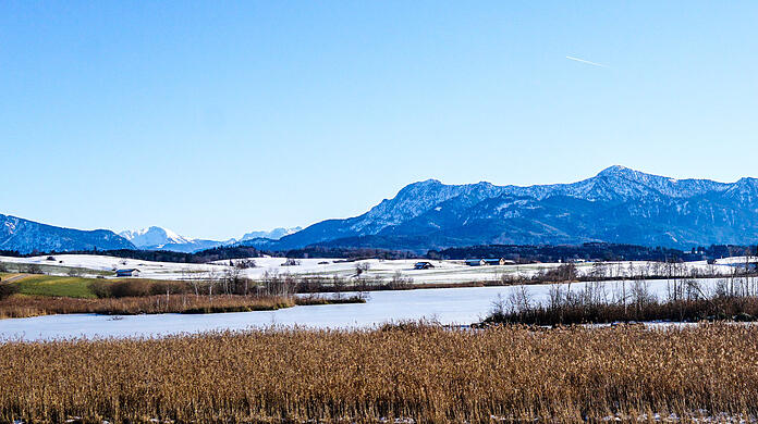 Der Riegsee ist auch deshalb so ein schönes Ziel, weil sich im Pfaffenwinkel eine grandiose Bergkulisse hinter dem Hügelland aufbaut.