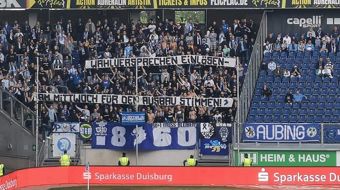 Diese Banner hielten Sechzgerfans am Samstag beim Spiel gegen Duisburg hoch. Der Stadtrat hat sie erhört.