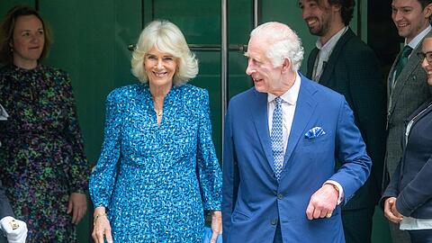 König Charles und Königin Camilla setzten bei ihrem Besuch der Royal Academy of Dramatic Art ganz auf die Farbe Blau.