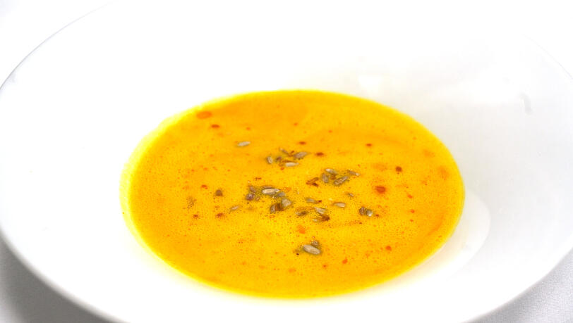 Zweiter Gang: Kürbis- Curry-Suppe, geröstete Sonnenblumenkerne. Zweiter Gang: Kürbis- Curry-Suppe, geröstete Sonnenblumenkerne.