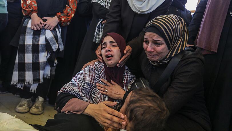 Frauen im Gazastreifen trauern um getötete Angehörige.