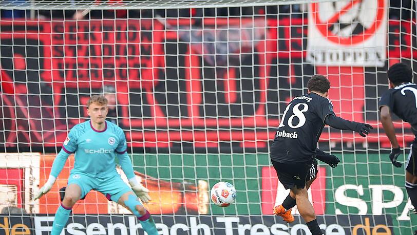 Der Nürnberger Wegbereiter: Rafael Lubach erzielt per Foulelfmeter das 1:0.