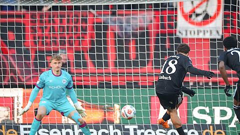 Der Nürnberger Wegbereiter: Rafael Lubach erzielt per Foulelfmeter das 1:0.