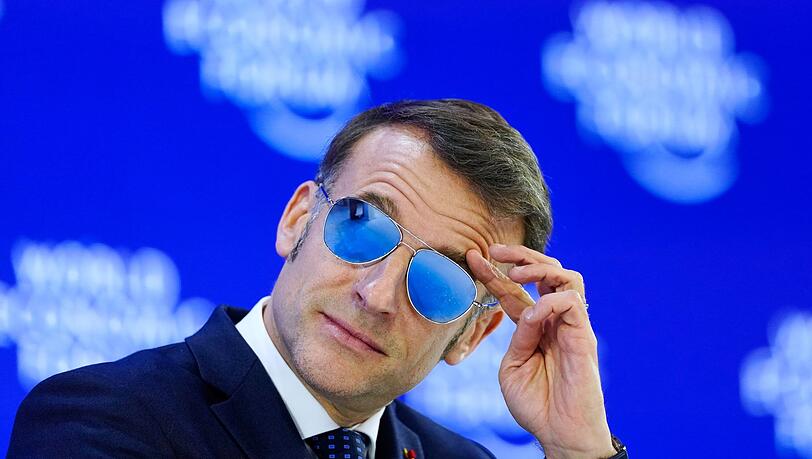 Macron trug bei seiner Rede in Davos wegen einer Entz&uuml;ndung Sonnenbrille.