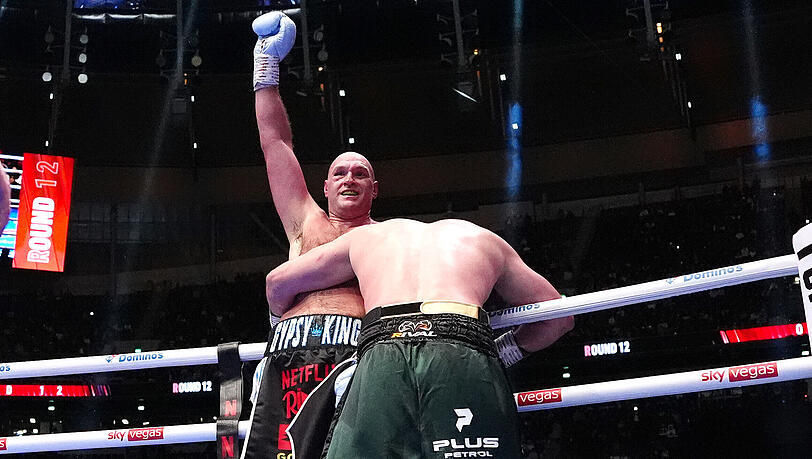 Der sichtlich gezeichnete Schwergewichtsr&uuml;ckkehrer reckt nach Punkten den Arm zum Sieg &ndash; sein Comeback im Ring ist nur das Vorspiel zum angepeilten &bdquo;Battle of Britain&ldquo; gegen Anthony Joshua.