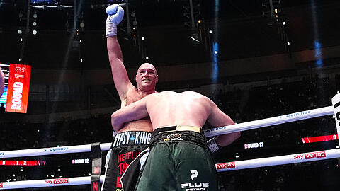 Der sichtlich gezeichnete Schwergewichtsr&uuml;ckkehrer reckt nach Punkten den Arm zum Sieg &ndash; sein Comeback im Ring ist nur das Vorspiel zum angepeilten &bdquo;Battle of Britain&ldquo; gegen Anthony Joshua.