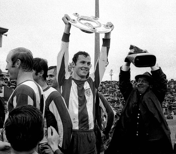 Er feierte im Grünwalder Stadion bereits die Meisterschaft: Franz Beckenbauer. Er feierte im Grünwalder Stadion bereits die Meisterschaft: Franz Beckenbauer.